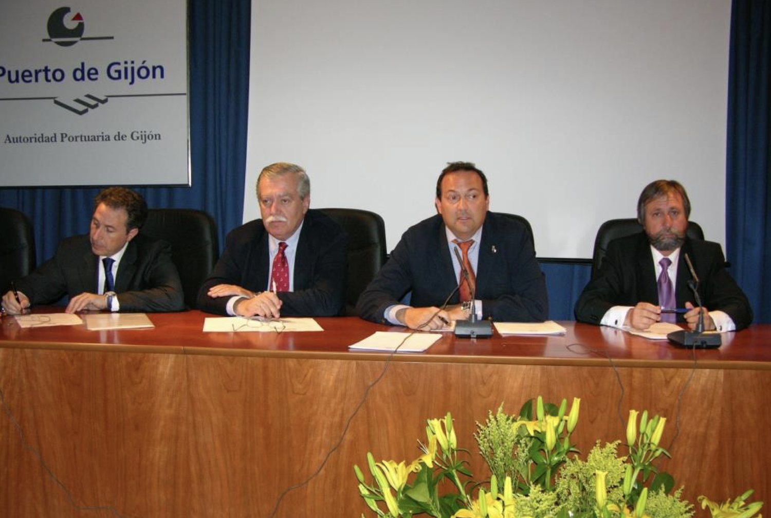 Asamblea de la Federación Española de Asociaciones de Puertos Deportivos y Turísticos celebrada durante el X Symposium en Gijón, 2004.