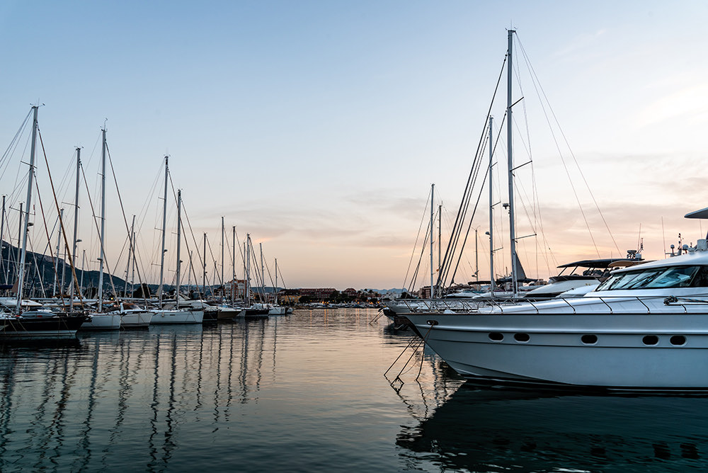 Puerto deportivo español al atardecer