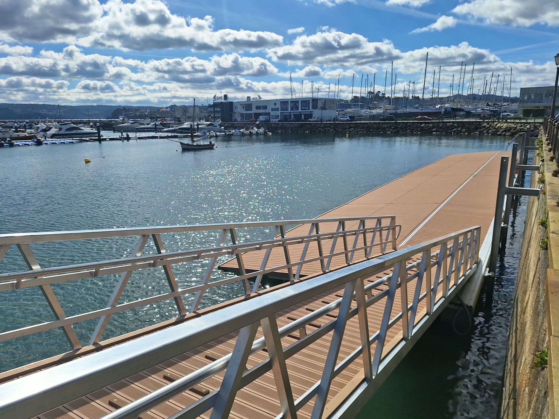 El Club Náutico de Sada mejora el acceso al mar con un nuevo pantalán inclusivo para vela ligera y remo