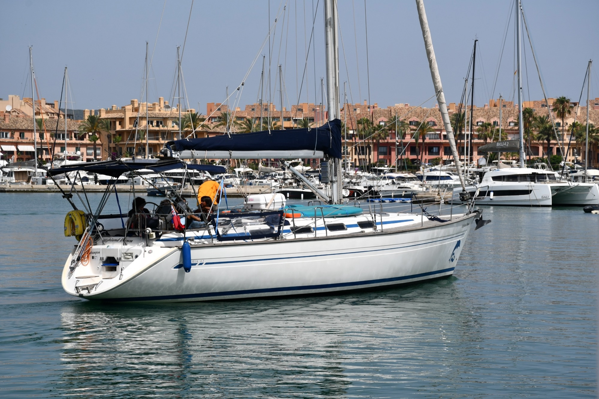 Puerto Sotogrande acoge una experiencia náutica para 27 jóvenes pacientes oncológicos