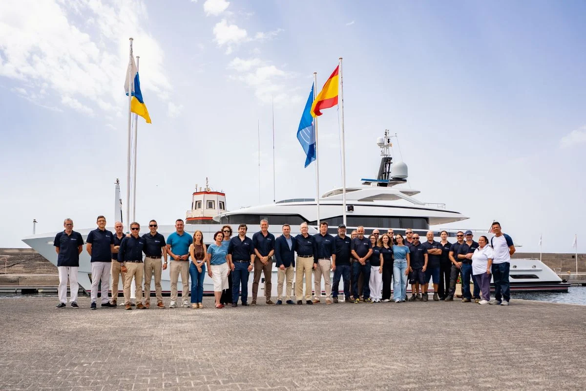 Puerto Calero hace costumbre su Bandera Azul