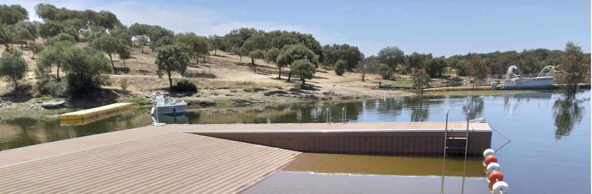 Almarin instala una nueva plataforma de baño accesible en el pantano de Alqueva