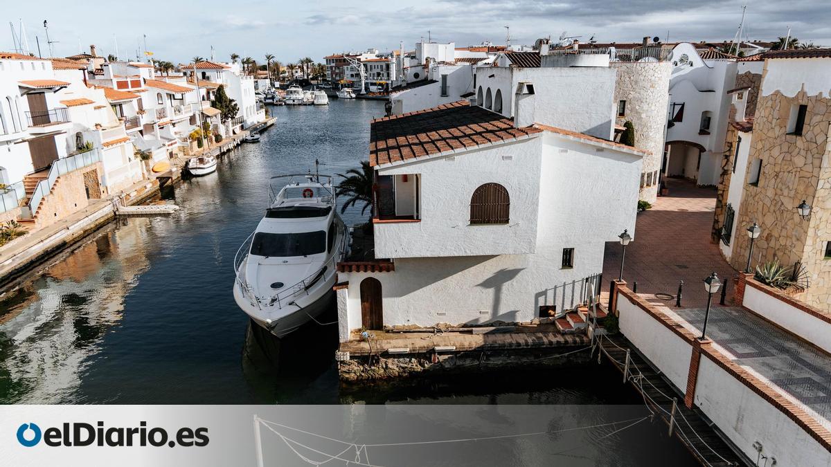 Ni Venecia, ni Ámsterdam: la urbanización de la Costa Brava con más canales navegables que cualquier otra de Europa se recorre en barca desde la puerta de casa