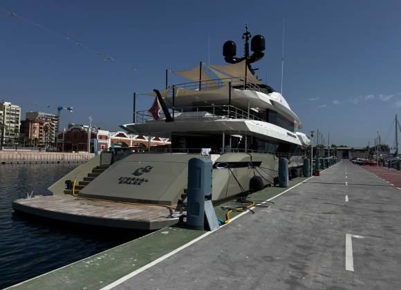La Marina del Grao de Castellón se abre a la hibernación de los yates de lujo
